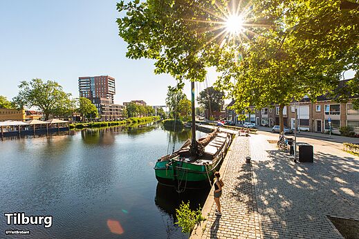 Canal con barco y arquitectura moderna en Tilburg, Brabante Septentrional.