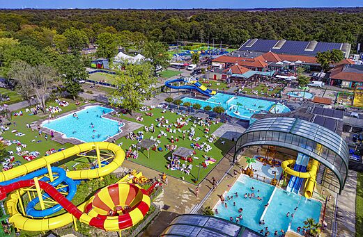 Parque acuático, piscinas exteriores y toboganes gigantes en el camping CAPFUN de Wondermolen en Molenschot.
