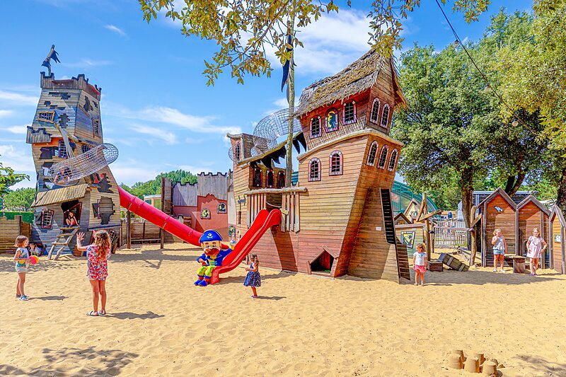 Juego Carabouille - Parque infantil pirata, toboganes gigantes en CAPFUN Zagarella, LONGEVILLE SUR MER (85).