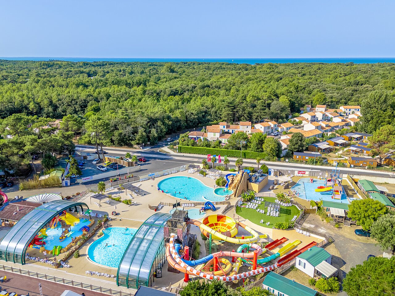 Parque acu�tico gigante, toboganes, piscinas, vista a�rea en camping CAPFUN Zagarella (85).