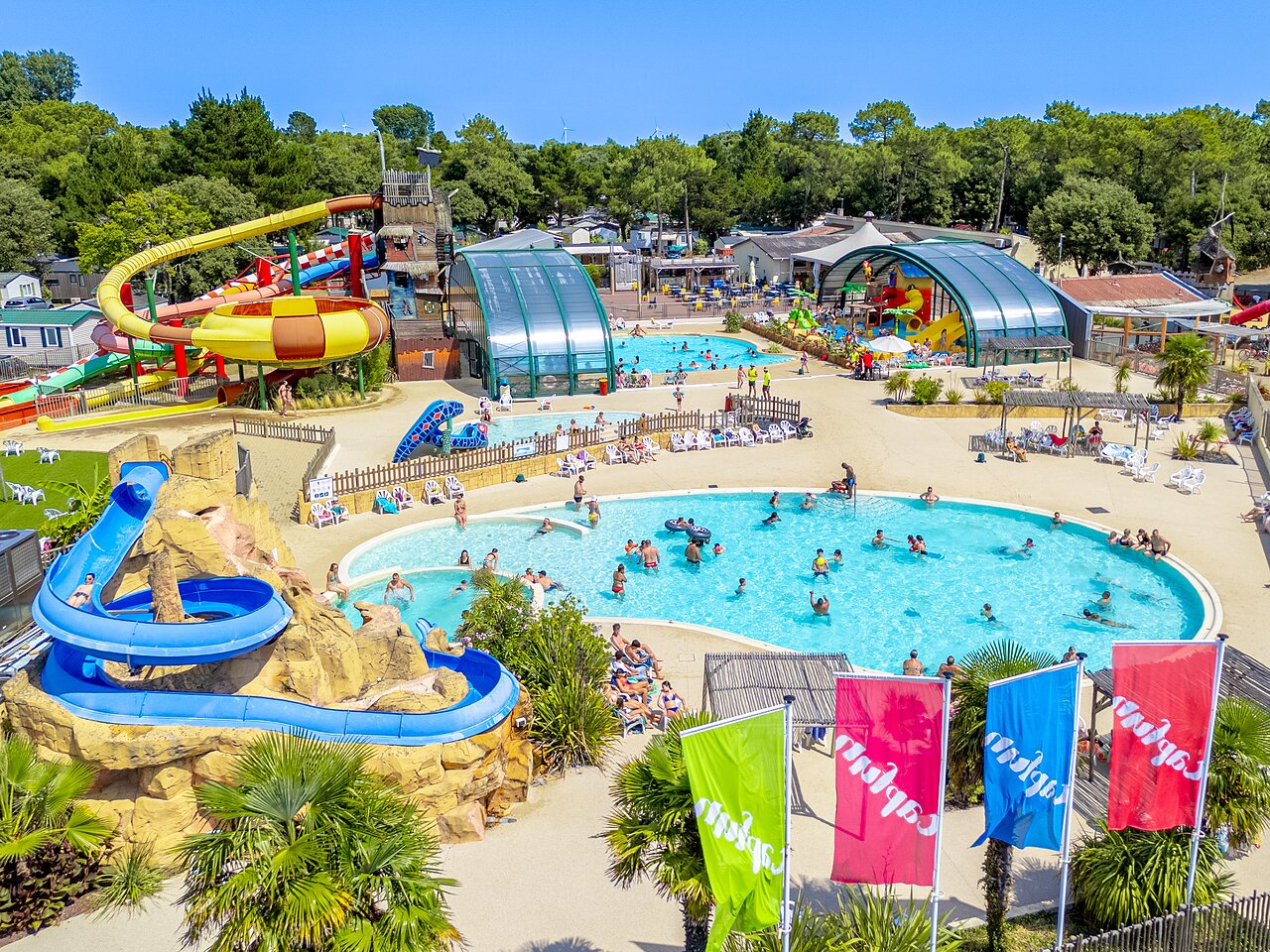 Gran parque acu�tico con toboganes y piscinas en el camping CAPFUN Zagarella en LONGEVILLE SUR MER (85).