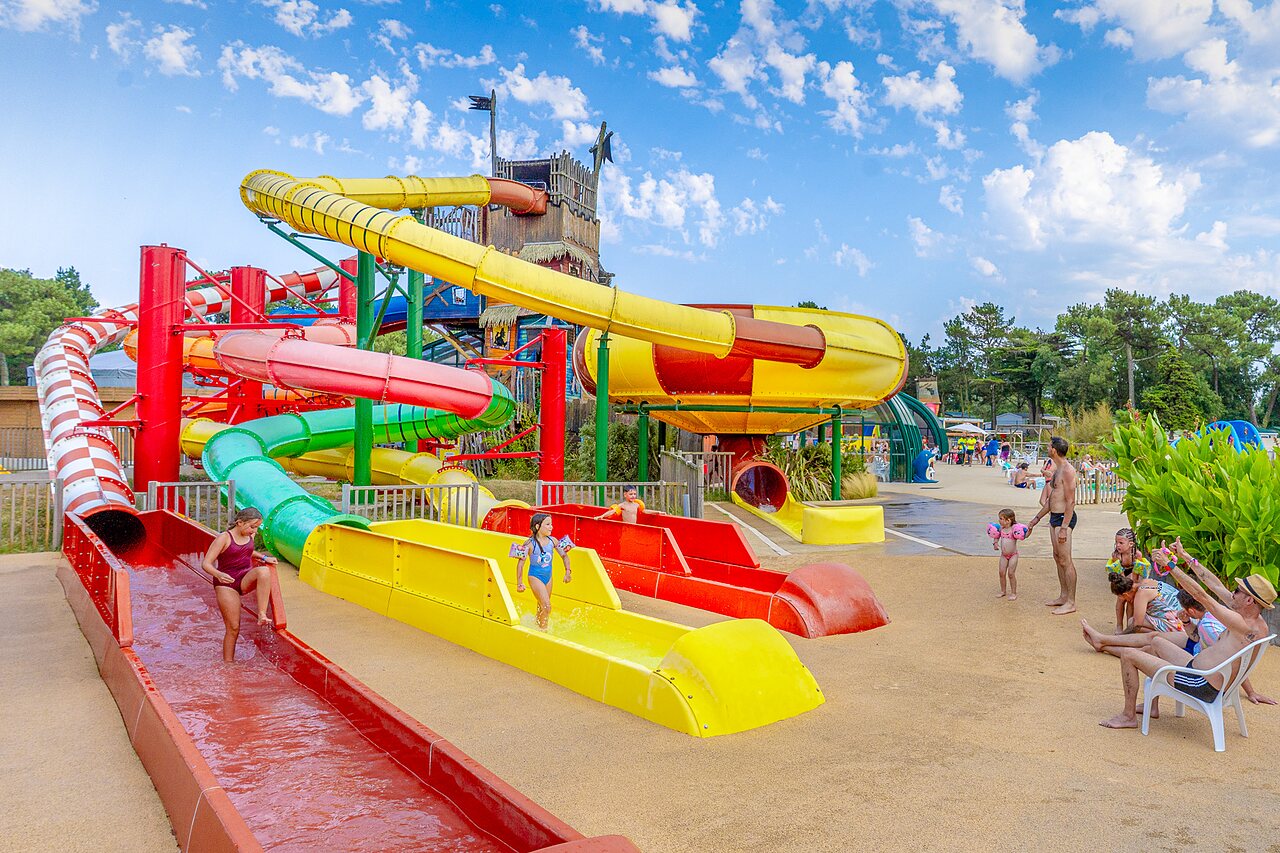 Toboganes acu�ticos coloridos y juegos de agua en el camping CAPFUN Zagarella en LONGEVILLE SUR MER (85).