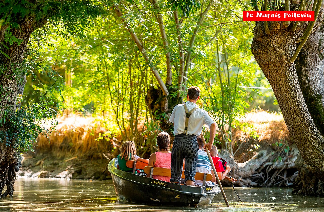 Paseo en barca tradicional por los canales verdes del Marais Poitevin.