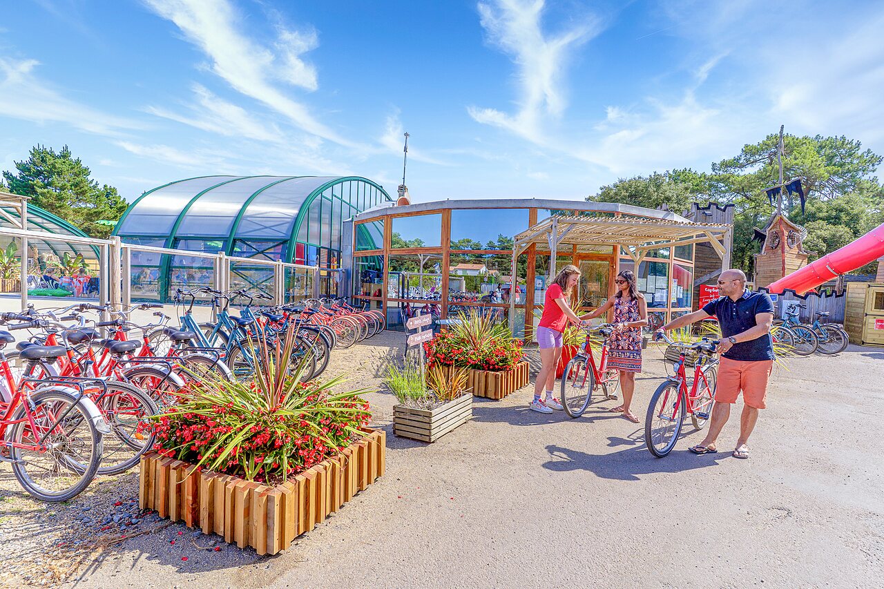 Bicicletas, piscina cubierta, juegos en el camping CAPFUN Zagarella, LONGEVILLE SUR MER.
