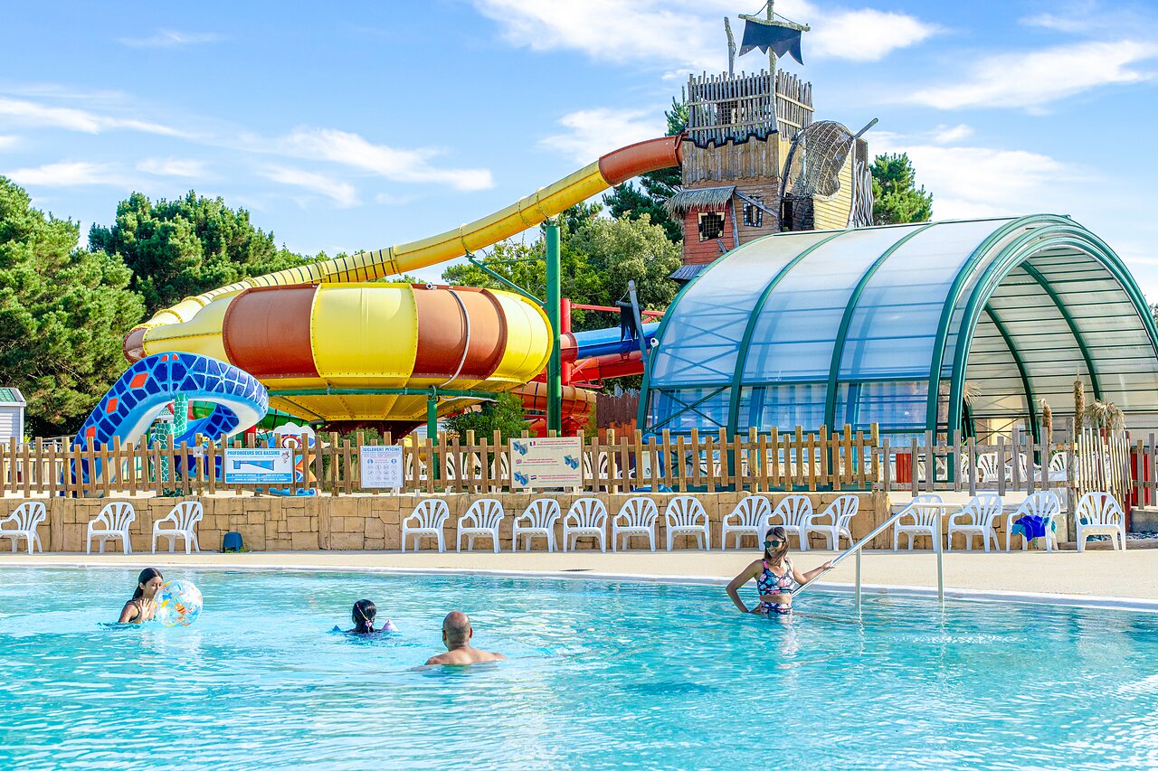 Piscina exterior, toboganes gigantes y piscina cubierta en camping CAPFUN Zagarella (85).