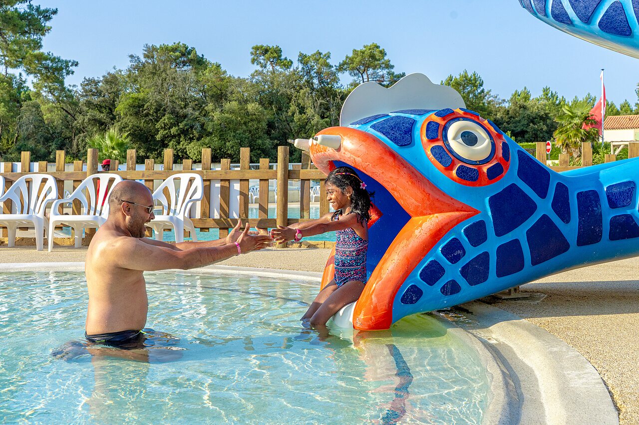 Tobog�n acu�tico pez y piscina exterior en el camping CAPFUN Zagarella en LONGEVILLE SUR MER (85).