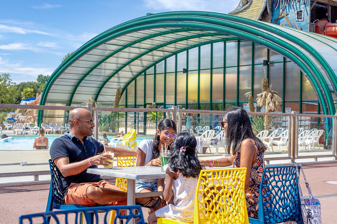 Familia en el bar cerca de la piscina cubierta, CAPFUN Zagarella, LONGEVILLE SUR MER (85).