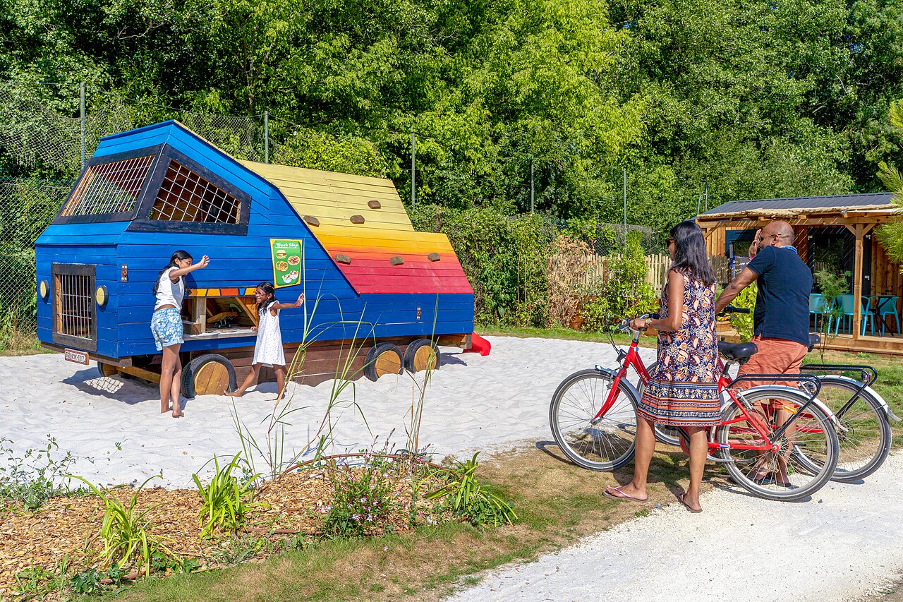 Ni�os jugando en estructura de juego colorida, pareja en bicicleta en camping CAPFUN Zagarella en LONGEVILLE SUR MER (85).