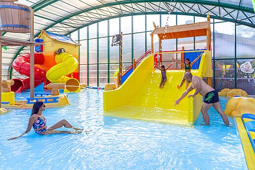 Piscina cubierta, toboganes y juegos acuáticos en camping CAPFUN Zagarella (85).