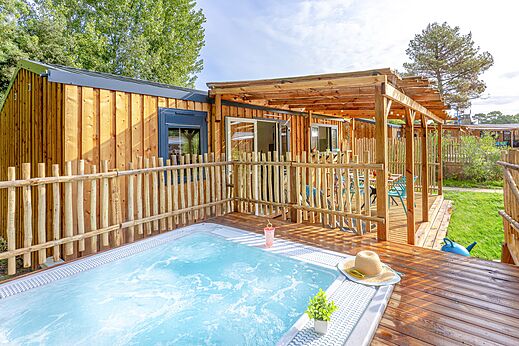 Mobil-home con jacuzzi privado y terraza en CAPFUN Zagarella, LONGEVILLE SUR MER (85).