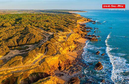 Costa rocosa y bosque de Jard-sur-Mer, para visitar cerca del camping.