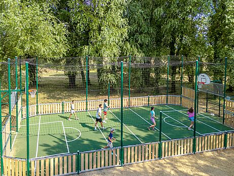 Cancha multideporte para niños en el camping CAPFUN Zagarella, LONGEVILLE SUR MER (85).