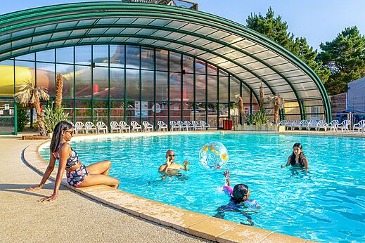 Piscina exterior, tobog�n acu�tico y familia en el camping CAPFUN Zagarella.