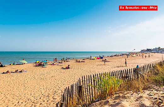 Playa de arena con ba�istas y sombrillas en La Tranche-sur-Mer, Vend�e.