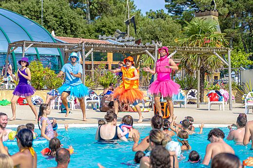 Animadores disfrazados dirigen una actividad en la piscina del camping CAPFUN Zagarella en LONGEVILLE SUR MER (85).