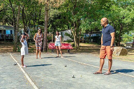 Cancha de petanca con familia en el camping CAPFUN Zagarella en LONGEVILLE SUR MER (85).
