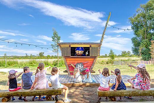 Espectáculo de animación pirata con mascota y niños en el camping CAPFUN Zagarella en LONGEVILLE SUR MER (85).