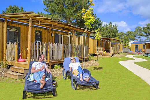 Mobil-home madera, pareja en camping CAPFUN Zagarella en LONGEVILLE SUR MER (85).