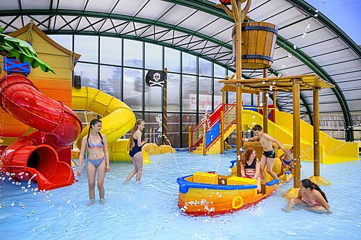 Piscina cubierta con toboganes y juegos acu�ticos para ni�os en el camping CAPFUN Zagarella en LONGEVILLE SUR MER (85).