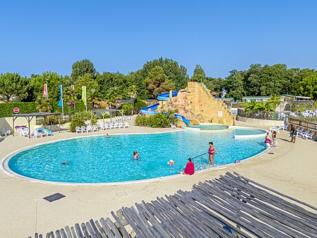 Gran piscina exterior con toboganes acuáticos en el camping CAPFUN Zagarella en LONGEVILLE SUR MER (85).