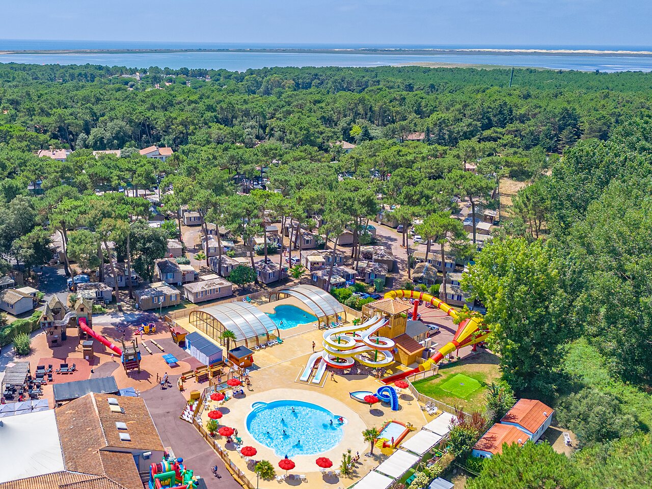 Parque acu�tico, toboganes gigantes y Mobil-homes en el camping CAPFUN Zephir en Les Mathes La Palmyre.