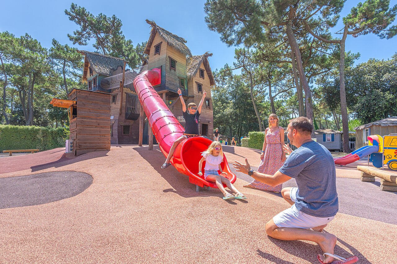 Tobog�n gigante y parque infantil para ni�os en el camping CAPFUN Zephir en Les Mathes La Palmyre.