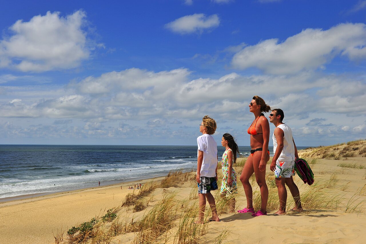 Familia mirando el oc�ano desde una duna de arena cerca de la playa en el camping CAPFUN Zephir en Les Mathes La Palmyre (17).