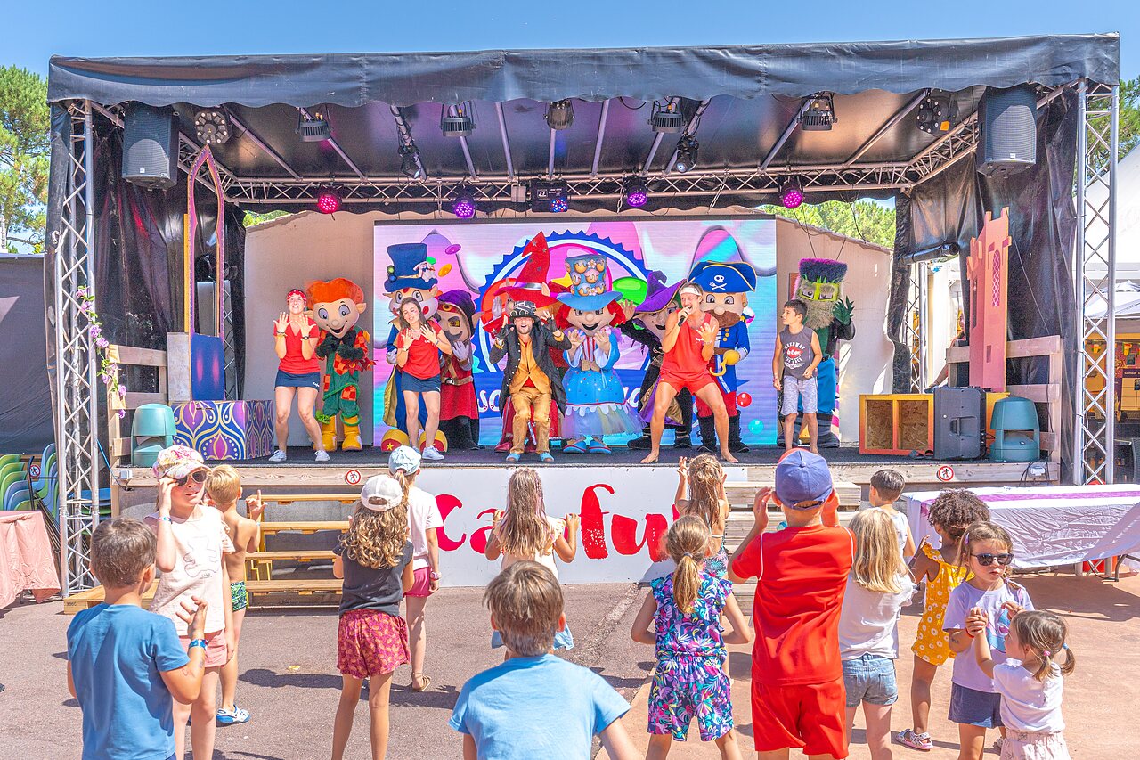 Espect�culo infantil, mascotas en el camping CAPFUN Zephir en Les Mathes La Palmyre.