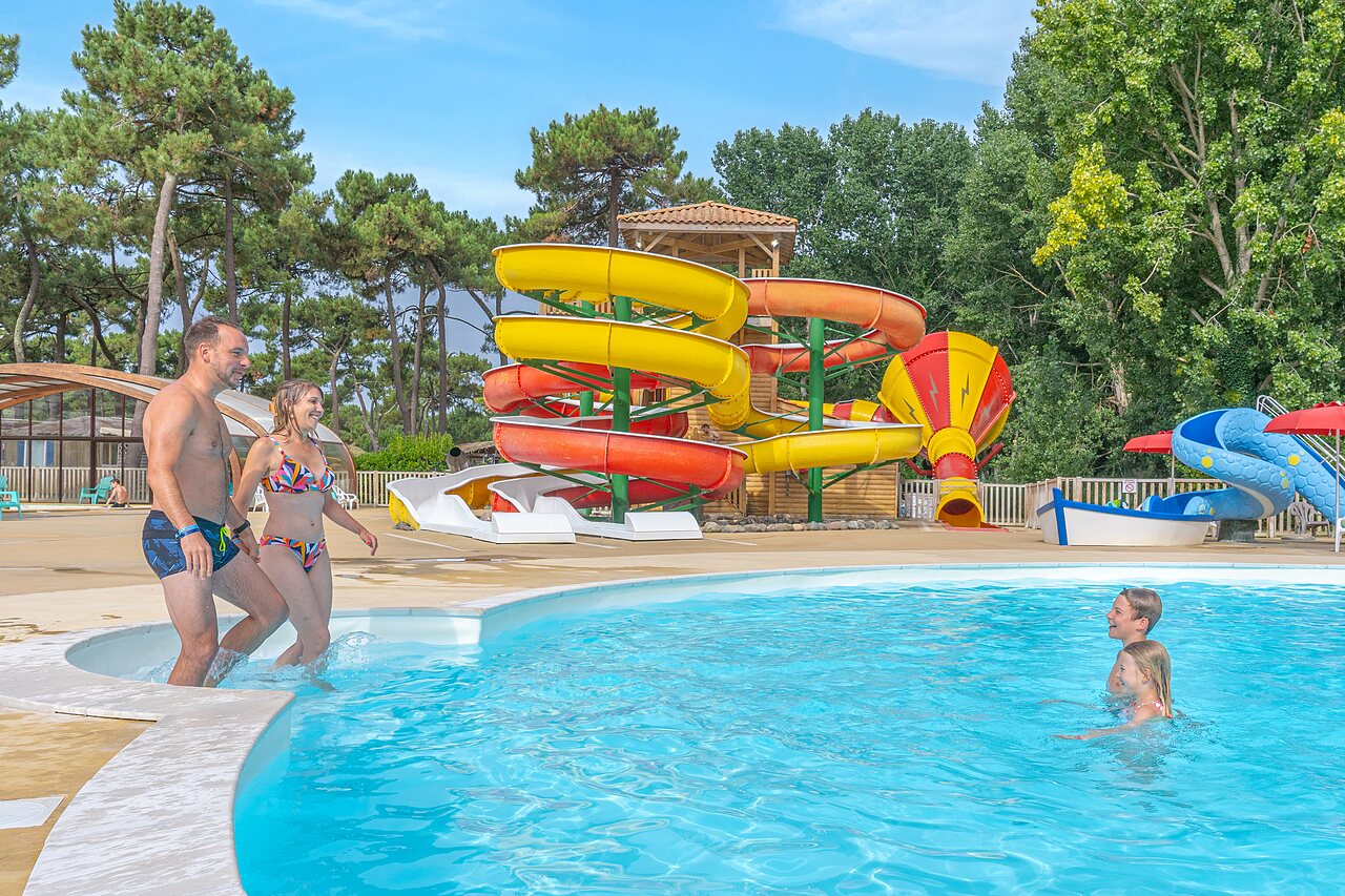 Piscina exterior, toboganes acu�ticos coloridos en el camping CAPFUN Zephir, Les Mathes La Palmyre.