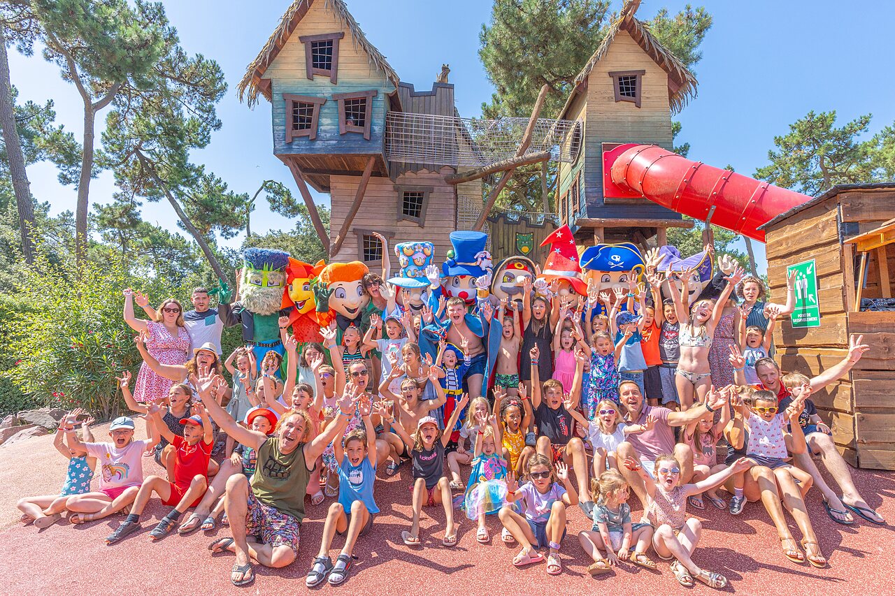 Mascotas y ni�os felices frente a casas en los �rboles en camping CAPFUN Zephir en Les Mathes La Palmyre (17).