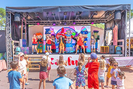 Espectáculo de animación con mascotas y niños en el camping CAPFUN Zephir en Les Mathes La Palmyre.