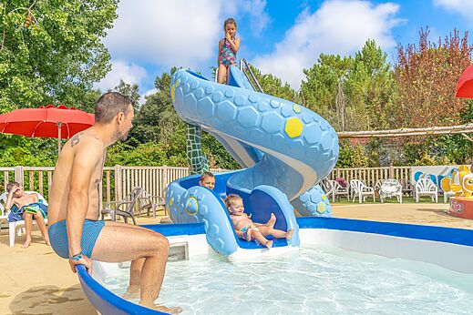 Tobog�n acu�tico serpiente y piscina infantil en camping CAPFUN Zephir en Les Mathes.