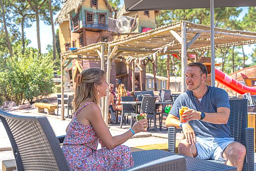 Pareja con cócteles en el bar del camping CAPFUN Zephir en Les Mathes La Palmyre (17).