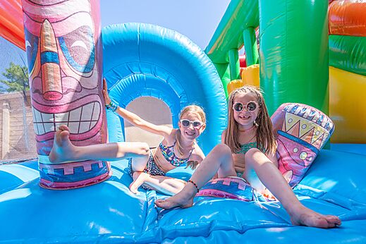 Estructura hinchable colorida para niños en CAPFUN Zephir, Les Mathes La Palmyre.