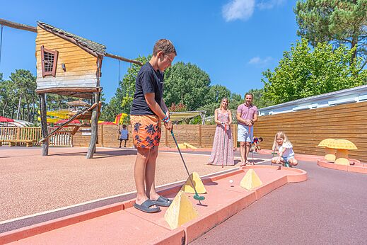 Minigolf familiar con zona de juegos en el camping CAPFUN Zephir en Les Mathes La Palmyre.