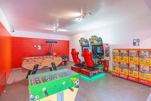 Sala de juegos con futbolín y máquinas recreativas en el camping CAPFUN Zephir en Les Mathes La Palmyre.
