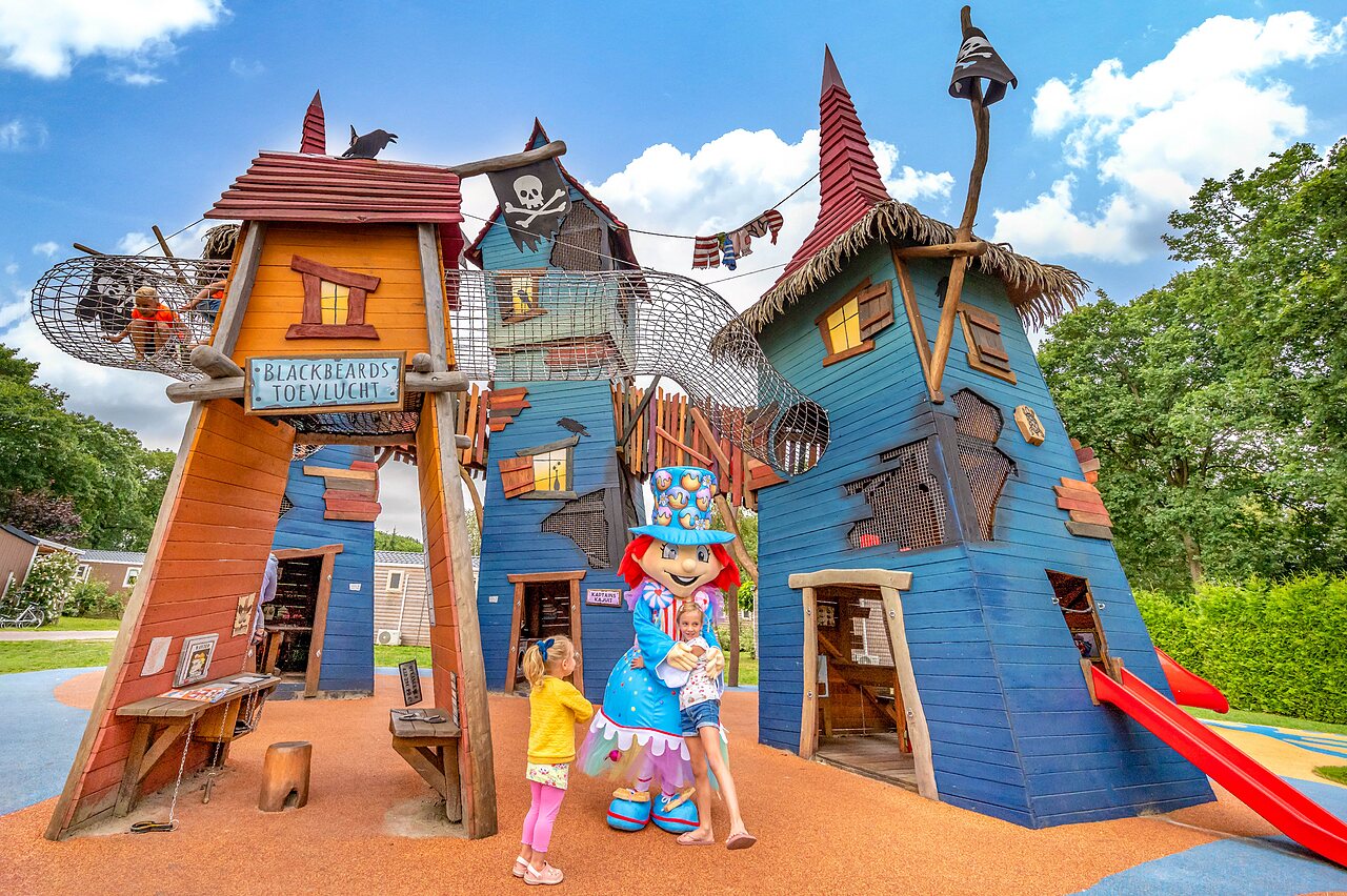 Parque infantil pirata con tobog�n y mascota en el camping CAPFUN Zeumersehof en Voorthuizen.