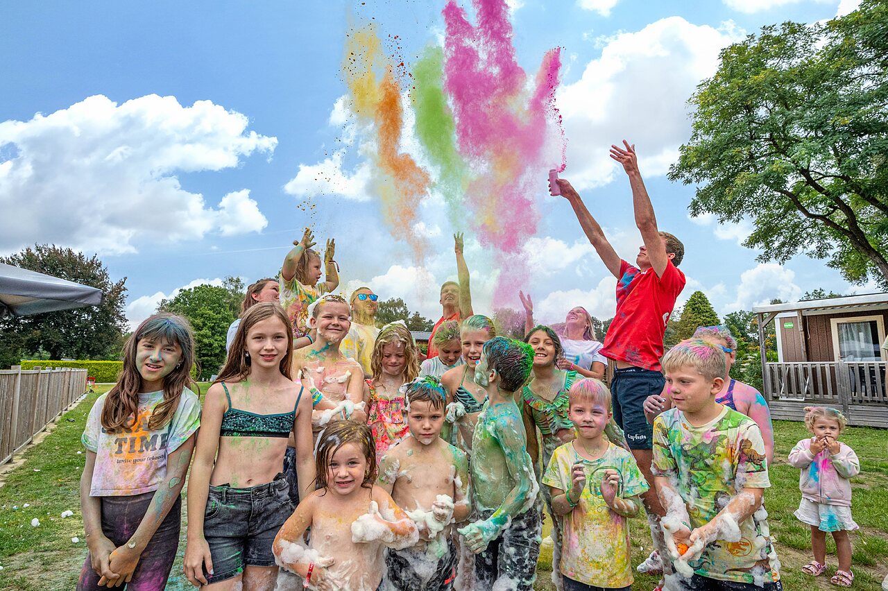 Ni�os en fiesta de espuma y polvos de colores en camping CAPFUN Zeumersehof en Voorthuizen.
