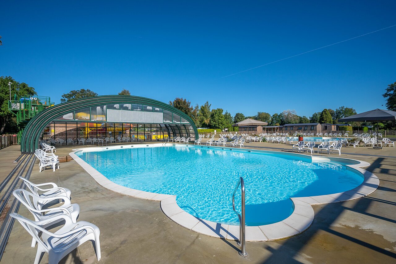 Gran piscina exterior y toboganes acu�ticos en el camping CAPFUN Zeumersehof en Voorthuizen.
