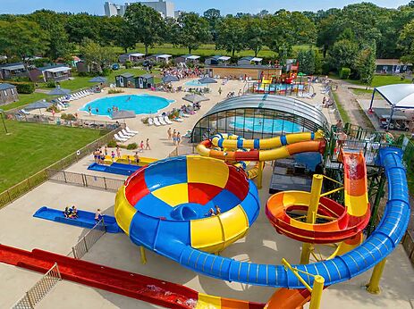 Parque acuático con toboganes coloridos y piscinas en el camping CAPFUN Zeumersehof en Voorthuizen.