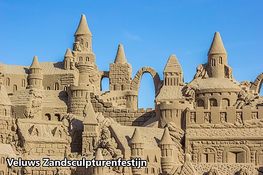 Escultura de arena gigante de un castillo, festival Veluws Zandsculpturenfestijn.