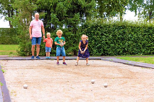 Familia jugando a la petanca en el camping CAPFUN Zeumersehof en Voorthuizen.