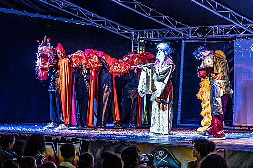 Espectáculo de danza del dragón y personajes disfrazados en el camping CAPFUN Zeumersehof en Voorthuizen.