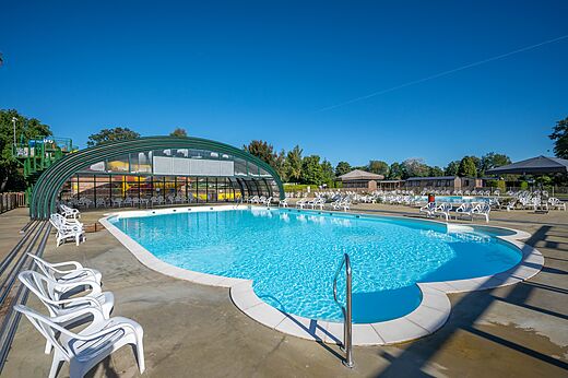 Piscina exterior, toboganes y sillas en el camping CAPFUN Zeumersehof en Voorthuizen.