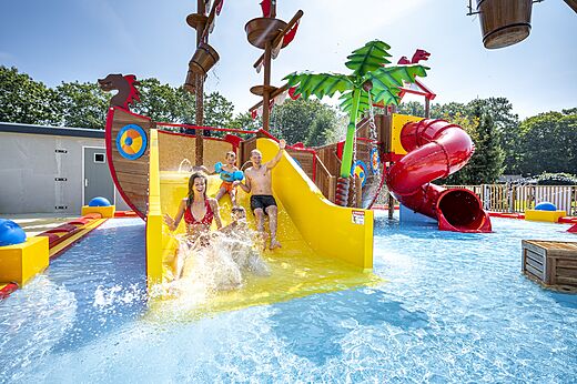 Barco pirata, toboganes y juegos acuáticos en el camping CAPFUN Zeumersehof en Voorthuizen.